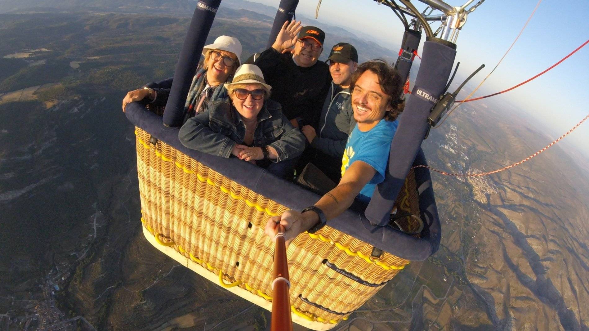 Grupo de amigos volando en globo