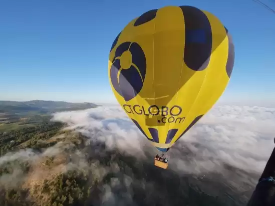 Globo sobre nubes