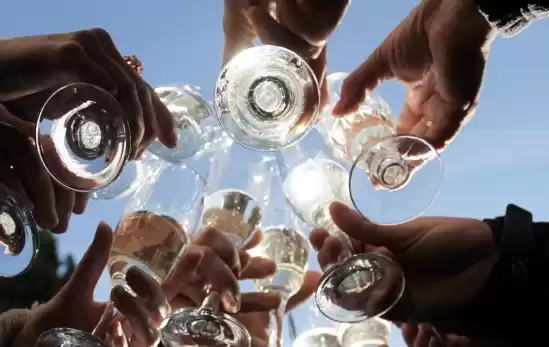 Brindis con cava tras el aterrizaje